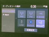 AM・FMに加えてUSBやBluetoothなど、複数の音源を画面から選べる構成です。利用する機器やシーンに合わせて音楽を楽しめ、項目もひと目で確認しやすくなっています。