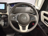 ハンドルにHondaセンシング系のクルーズコントロールやレーンキープアシストなどのスイッチと、オーディオの操作スイッチが装備されています。ハンドルから手を離さず安全に操作できます。