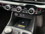 運転席周りです。カップホルダーや小物の収納などは必須ですよね!!使い勝手の良いつくりになっております!!