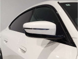 【BMWミラー】視認性の高いスタイリッシュなミラー。自動防眩機能も付いており夜間のドライビングをサポートします。
