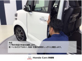 ★リア下回り★リア部の骨格に損傷・修正・交換跡がないかライトを使用し入念に確認します。合わせて、下回りのサビ・突き上げ等の見え辛い部分の確認もします。