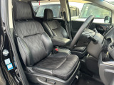 運転席は大きな座面と包み込むような背もたれが身体全体を支えます。上質なシートを採用し長時間の運転やコーナーの多い道も快適です。座った時の頭上スペースも余裕たっぷりで、ロングドライブもラクラクです。