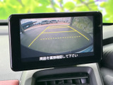画面には後方の映像と目安となるガイドラインが表示され、駐車時の位置合わせに活用できます。車庫入れや切り返しの際、後方の状況を確認する助けになります。