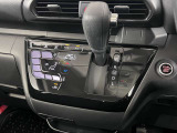 操作が簡単なシフトレバーですのでストレスなく運転が出来ますよ!