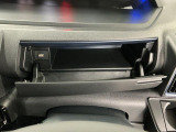 【インパネアッパーボックス】サッと取り出せてサッとしまえる、運転席の目の前にはボックスが装備されております!薄型のボックスティッシュなど収納可能☆