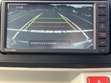 後方の映像に加えて目安線も表示され、駐車時に周囲との距離感を確認する際に役立ちます。目視での安全確認とあわせて活用でき、車庫入れをサポートする装備です。