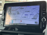 地図が画面いっぱいに表示され、周辺の道路や地名を確認しやすい表示です。現在地を把握したいときや、目的地までの道順を調べたいときにも役立ち、外出時の心強い装備です。