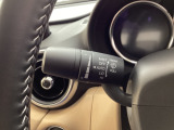 レバーをAUTOの位置にしているとき、レインセンサーが雨を感知すると、雨量に応じてワイパーが自動で作動してくれるオートワイパーを装備!設定変更で非作動にすると、間欠作動に固定されます。