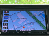 周辺の道路や施設名が地図上に表示され、現在地を確認しながら目的地までの道順を把握できます。画面内の情報が見やすく、日常のお出かけにも便利です。