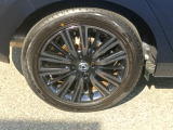 車体にマッチしたデザインのホイールが足元を引き締め、スタイリッシュな印象を演出します。