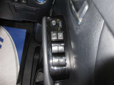 運転席・助手席両側で使いやすい、オーバーヘッドの両側パワースライドドア操作スイッチです。