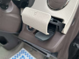 国家資格の自動車検査員も3名在籍しているので、受入/中間/完成検査と保安基準発行のすべてを自社で行います。 同時に10台作業できる広い工場で、プロの整備士が細部まで徹底的に整備します。