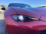 LEDヘッドライト装備!明るい白色光で夜間走行時の高い視認性を確保し、LEDならではの省電力化で低燃費にも貢献しています。