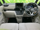 運転席から前方を見渡しやすい視界で、明るい色合いの内装が広がります。前席はゆったりと腰掛けられる印象で、同乗者もくつろぎやすい空間です。