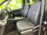 前席は身体を支える形状のシートで、運転席と助手席の間にもゆとりがあります。視界が広く、乗り降りの際にも室内の様子を確かめやすいレイアウトです。