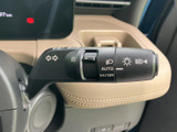 レバーには各種表示がまとまり、操作内容を目で確かめやすい配置です。運転席から手を伸ばしやすい位置にあり、日常の運転中も扱いやすさに配慮されています。
