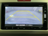 リバースギアに入れるだけで後方の表示へ切り替わります。夜間や雨の日の駐車も楽になりますよ。