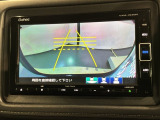 リバースギアに入れるだけで後方の表示へ切り替わります。夜間や雨の日の駐車も楽になりますよ。
