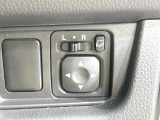 【電動格納ミラー】サイドミラーは電動格納式となっており、狭い駐車場でもキズがつくリスクを抑えられます。