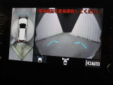 車両周辺を真上から見たような広範囲の映像を表示し、安全運転をサポートする「パノラミックビューモニター」を装備しています。
