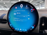 デジタルスピードメーター、航空機のコックピット操作箇所と同じ配色で目が疲れにくいように設計されてます。