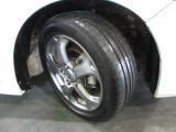 タイヤは APTANY 2024年製がついています。足元を精悍に引き締めるホンダ純正17インチアルミホイール、おしゃれは足元から、カッコイイですね!