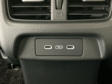 後部座席の方も使用しやすいよう、運転席と助手席の間に充電用USBジャックを2個装備!iPhoneはもちろん少しアンペアが高めのiPadも充電することが出来ます♪