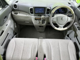 運転席まわりは前方の視界が広く、明るい色合いのシートと内装が開放的な印象です。座面もゆったり見え、乗り降りしやすい室内空間が広がります。