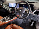 【ハンドル】ドライバーとBMW車の一体感がダイレクトに伝わるステアリングホイール。形状・太さへの拘りに加えて、操作性を高める為にスイッチ類も配置。クイックかつ安定のドライビングを体感下さい!