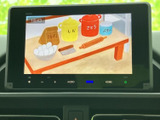 停車中にテレビ映像を視聴できる画面を備えています。画面表示が見やすく、休憩や待ち時間に気分転換したい場面にも便利です。車内で過ごすひとときを、より快適にお楽しみいただけます。