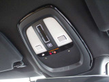 運転席のルーフには室内照明だけでなくSOSの通報ボタンが装備されています 事故の際にはワンプッシュでレスキューと通話が可能です