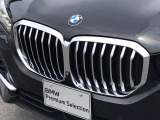 左右のキドニー・グリルの中心にはBMWのエンブレムが鎮座し、個性を放つデザイン性を兼ね備えました。