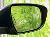 運転席側のミラーは周囲の景色を映し、後方確認の視界を確保する位置に備わっています。車庫入れや車線変更など、日常の運転時に後方の様子を確認する際に役立つ、実用的な装備です。