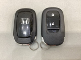 スマートキーを装備しています。鍵を差し込むことなくドアロックの開け閉めと、スタートボタン操作でのエンジンスタートができます。スペアキーも同じものを用意しております。