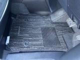 運転席フロアマット使用感がありますが、目立った汚れや破れなし。新品マットへの交換も承りますのでお気軽にご相談ください。