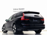 後方左右の視界が遮られて見通しが悪い駐車スペースから後進して出る際、リアバンパー左右に内蔵されたミリ波レーダーが、接近する車両や歩行者を検知します。
