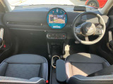 車内全体を取り巻く様なアンビエントライトを追加装備で夜のドライブにおいて上質で居心地のよい空間をつくりだすことができます。その日の気分に合わせてお好みで選択する事が可能です。