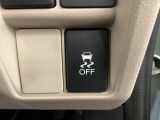VSA装備車です。VSAはドライバーの操作と車の動きを見守っています。もし車の挙動が乱れたとき、4輪別々にブレーキをかけたり、エンジンパワーをしぼることによって車を安定させます。