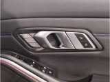 車の乗り降りの際に必ず触るドアハンドルです。使用感が気になる方はお気軽にお申し付けくださいませ。