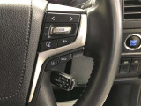 《レーダークルーズコントロール(ブレーキ制御付)》高速道路などで先行車をセンサーが認識すると、設定した車速内で適切な車間距離を保ちながら追従走行します。長時間の運転の疲れ軽減にもつながります。