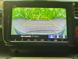 後方の状況を画面で確認しながら駐車をサポートするバックモニターです。目安となるガイド線も表示されるため、駐車時の位置合わせに役立ち、狭い場所での切り返しにも便利にお使いいただけます。