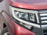 【LEDヘッドライト】悪天候や夜間走行時も良好な視界を確保し安心して運転できる高輝度LEDヘッドライトを装備!点灯速度が早く、消費電力も抑えられています。