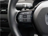ハンドルにオーディオ操作用スイッチを備え、手を放さずに操作可能。安全性と利便性を両立しています。