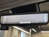 デジタルインナーミラー付き。後方視野角が広く、後席に同乗者がいても後方を確認しやすく安心です。