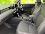 前席からはフロントまわりを見渡しやすく、シートに腰掛けた際も車内全体がすっきりまとまっています。座面と背もたれには落ち着いた色合いの生地を採用し、毎日の移動も心地よくお使いいただけます。