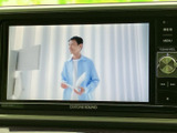 停車中にテレビ番組などの映像を楽しめる画面を備えています。画面内の映像を確認しながら、休憩時間を過ごす際にも活用できます。視聴する際は安全な場所に停車してご利用ください。