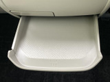 助手席前には小物を置ける収納スペースがあり、車内で使う品を手元にまとめておけます。容量上限の表示も備わり、日常の持ち物を整理する際に便利です。