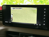 テレビ番組を画面いっぱいに表示でき、停車中の待ち時間に映像を楽しめます。画面上の情報も見やすく、乗車中の休憩や待ち合わせの時間を過ごす際に便利な装備です。