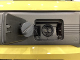 急速充電は車内のボタンを操作して開け、あとは充電コネクターを差すだけで充電開始します。