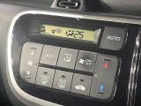 【オートエアコン】一度お好みの温度に設定すれば、車内の温度を検知し風量や温度を自動で調整。暑い&hellip;寒い&hellip;と何度もスイッチ操作をする必要はありません。快適な車内空間には必須の機能ですね♪